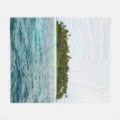Schöne grüne Insel im Meer Fleecedecke (Vorderseite (Horizontal))