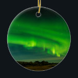 Schöne grüne Island-Nordlichter Keramikornament<br><div class="desc">Schöne grüne Island Nordlichter.Perfektes Geschenk für Zuhause,  Büro oder Dekoration. Sehen Sie auch die anderen großartigen Produkte!</div>