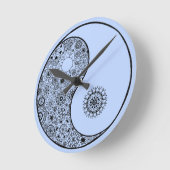 Schöne Hand illustrierter künstlerischer BlumenYin Runde Wanduhr (Winkel)
