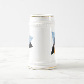 Schöne Harlequin-Ente am Felsen Bierglas (Mittel)