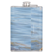 Schöne Harlequin-Ente am Felsen Flachmann (Rückseite)