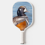 Schöne Harlequin-Ente am Felsen Pickleball Schläger (Rückseite)
