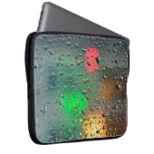 Schöne helle Lichter im Regen Laptopschutzhülle (Vorne Rechts)