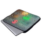 Schöne helle Lichter im Regen Laptopschutzhülle (Vorne Knopf)