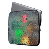 Schöne helle Lichter im Regen Laptopschutzhülle (Vorderseite Links)