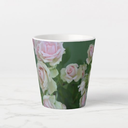 Schöne hellrosa Rose Milchtasse (Vorderseite)