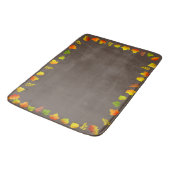 Schöne Herbstlaube auf Brown Badematte (Schrägansicht)