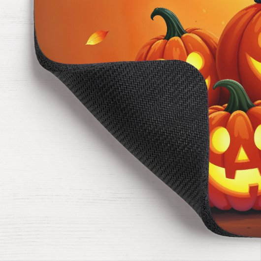 Schöne Herbstnacht mit glühenden Kürbissen Mousepad (Ecke)