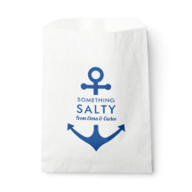 Schöne Hochzeit auf einem Boot am Meer Salty Snack