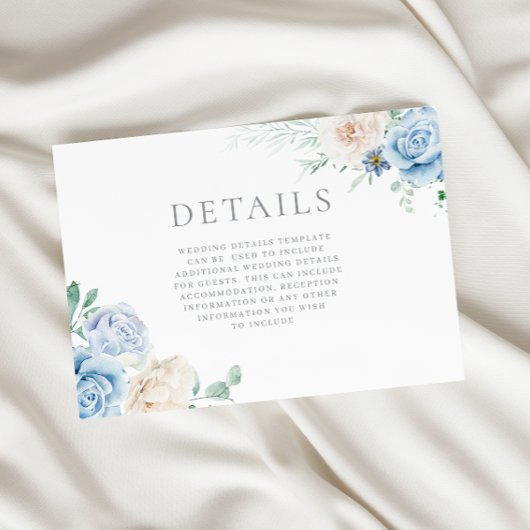Schöne Hochzeitsdetails aus Weiß und Blauer Flora Begleitkarte
