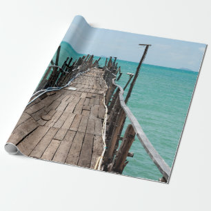 Schöne Holzbrücke mit blauem Meer im Hintergrund i Geschenkpapier