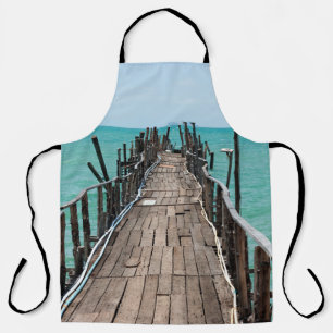 Schöne Holzbrücke mit blauem Meer im Hintergrund i Schürze