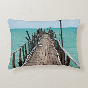 Schöne Holzbrücke mit blauem Meereshintergrund im Dekokissen