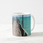 Schöne Holzbrücke mit blauem Meereshintergrund im Kaffeetasse (VorderseiteRechts)