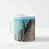 Schöne Holzbrücke mit blauem Meereshintergrund im Kaffeetasse (Vorderseite Links)