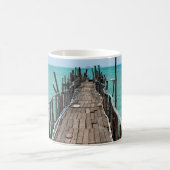 Schöne Holzbrücke mit blauem Meereshintergrund im Kaffeetasse (Mittel)