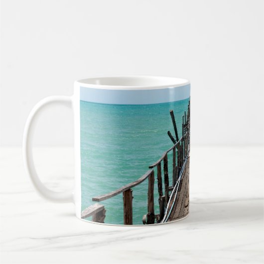 Schöne Holzbrücke mit blauem Meereshintergrund im Kaffeetasse (Links)