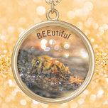 Schöne Honey Bee Fotografie Vergoldete Kette<br><div class="desc">Makrofotografie einer schönen Honigbiene,  die vom glitzernden sonnenbeleuchteten Wasser schlängelt. Bee erfreut über diese schöne und elegante Anhängerkette. Personalisieren Sie Ihre Bestellung mit dem Namen eines Imkers. Die Welt braucht mehr Bienen. Dieses Bild ist eine originelle Naturfotografie von JLW_FOTOGRAFIE.</div>