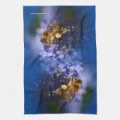Schöne Honeybee auf der California Lilac Küchentuch (Vertikal)