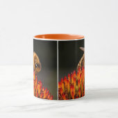 Schöne Honigbiene Pollinieren einer Blume Tasse (Zentrum)