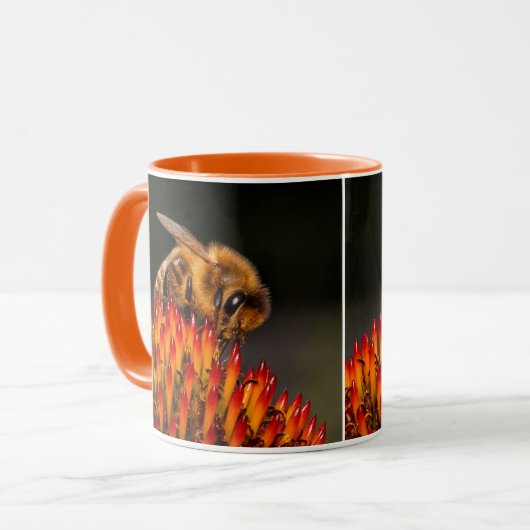 Schöne Honigbiene Pollinieren einer Blume Tasse (Vorderseite Links)