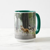 Schöne Husky-Hunde auf einem Naturlehrpfad Tasse (VorderseiteRechts)