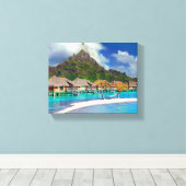 Schöne Hütten am Wasser in Bora Bora Leinwanddruck (Insitu (Holzboden))