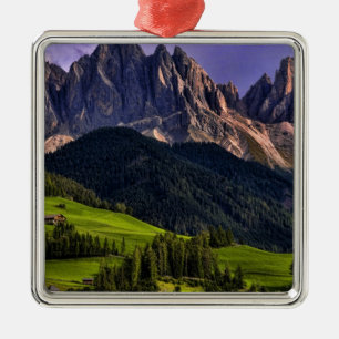 Schöne isolierte einsame Kirche St Maddalena Ornament Aus Metall