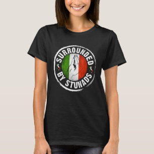 Schöne italienische Handgestalt umgeben von Stuna T-Shirt