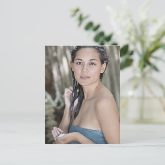 Schöne junge Frau eingewickelt im Tuch und Postkarte (Stehend Vorderseite)