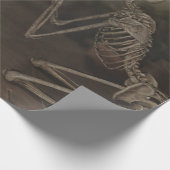 Schöne junge Frau und Skeleton Geschenkpapier (Ecke)