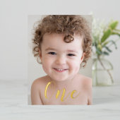 Schöne Jungs 1. Geburtstag Party Foto & Gold Folieneinladung (Stehend vorne)