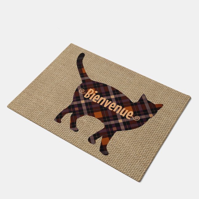 Schöne karierte Katze - Bienvenue-Burlap-Look Fußmatte (Schrägansicht)
