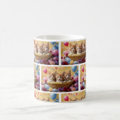 Schöne Kätzchen im gemütlichen Korb Kunst Verwandlungstasse (Mittel)