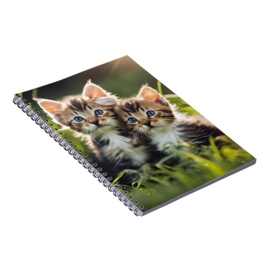 Schöne Kätzchen im Gras Notizblock (Rechte Seite)