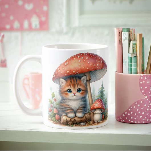 Schöne Kätzchen unter einem Pilzschirm Kaffeetasse