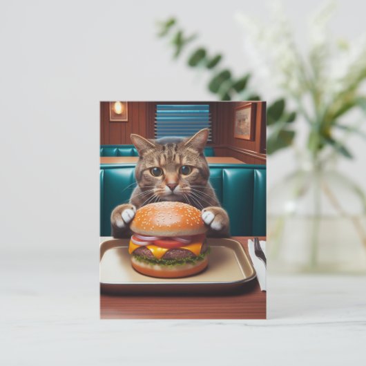Schöne Katze am Abend mit Cheeseburger Postkarte (Stehend Vorderseite)