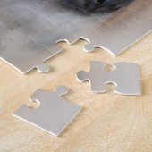 Schöne Katze beim Stürzen auf einem Puzzle (Seite)
