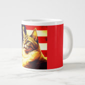 Schöne Katze mit amerikanischem Flaggenhintergrund Jumbo-Tasse (Vorderseite Rechts)