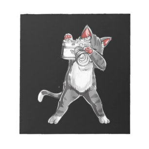 Schöne Katze mit Fotokamera Notizblock