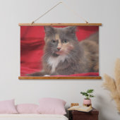 Schöne Katze mit rotem Hintergrund zum Entspannen Wandteppich Mit Holzrahmen (Schlafzimmer)