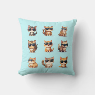 Schöne Katze mit Sonnenbrille auf einem hellblauen Kissen