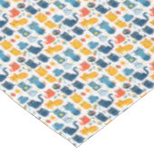 Schöne Kawaii Katzen, spielen mit weißem Spielzeug Tischdecke (Schrägansicht)