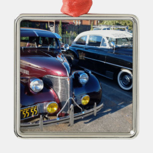 Schöne klassische Autos auf der Automesse Silbernes Ornament