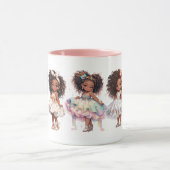 Schöne kleine Mädchen auf romantischer Tasse (Zentrum)