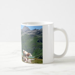 Schöne Kühe hoch oben in den Bergen Kaffeetasse