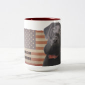 Schöne Labrador Retriever American Flag Zweifarbige Tasse (Mittel)