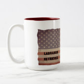 Schöne Labrador Retriever American Flag Zweifarbige Tasse (Links)