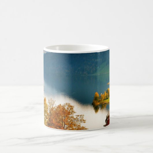 Schöne Landschaft des Schweizer Berges Kaffeetasse (Mittel)