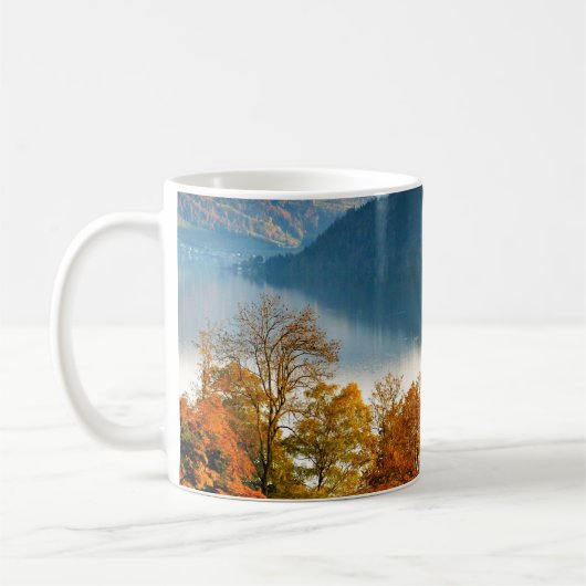 Schöne Landschaft des Schweizer Berges Kaffeetasse (Links)